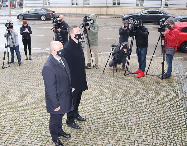 Predseda Správnej rady ÚPN Ján Pálffy a riaditeľ Kancelárie ÚPN Jerguš Sivoš počas pietneho aktu na Šafárikovom námestí